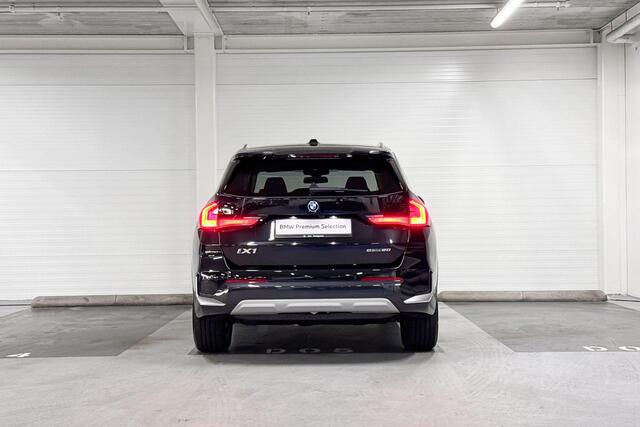 BMW iX1 eDrive20 Pure Edition | xLine | Comfort Access | Trekhaak | Stoelverwarming | Stoelverwarming | Huisselectie