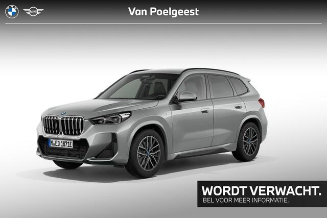 BMW iX1 xDrive30 M-Sport 18 Inch / Comfort Acces / Electrische Zwenkhaak / Getinte Ramen Achter / Binnen & Buitenspiegel automatisch Dimmend / Adaptieve Led koplampen / Driving Assistant Prof / Parking Plus / Head Up / Stoelverwarming