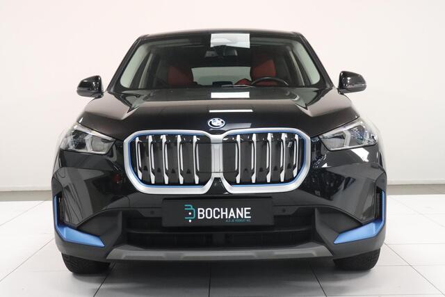BMW iX1 xDrive30 Launch Edition 67 kWh | PANO | Camera | SoH 94,4 % | Sportstoelen | Matrix LED |