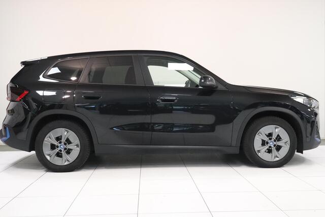 BMW iX1 xDrive30 Launch Edition 67 kWh | PANO | Camera | SoH 94,4 % | Sportstoelen | Matrix LED |