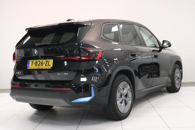 BMW iX1 xDrive30 Launch Edition 67 kWh | PANO | Camera | SoH 94,4 % | Sportstoelen | Matrix LED |