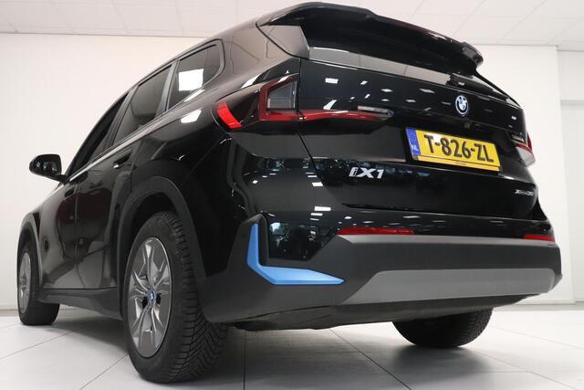 BMW iX1 xDrive30 Launch Edition 67 kWh | PANO | Camera | SoH 94,4 % | Sportstoelen | Matrix LED |