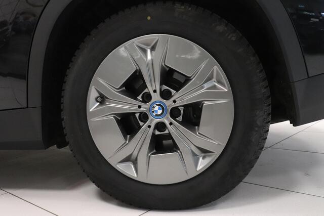BMW iX1 xDrive30 Launch Edition 67 kWh | PANO | Camera | SoH 94,4 % | Sportstoelen | Matrix LED |