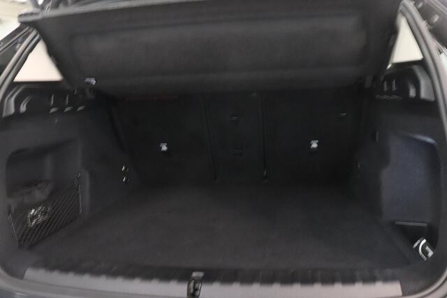BMW iX1 xDrive30 Launch Edition 67 kWh | PANO | Camera | SoH 94,4 % | Sportstoelen | Matrix LED |