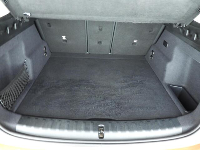 BMW iX1 eDrive20 | LED | Navigatie | Panoramadak | Sportstoelen | Shadow line | DAB | Alu 17inch