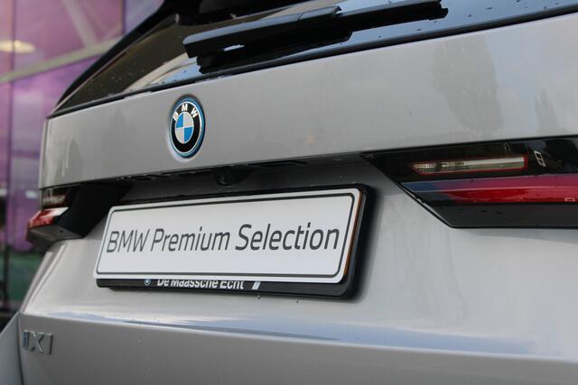 BMW iX1 eDrive20 M Sport / Trekhaak / Sportstoelen / Achteruitrijcamera / M Adaptief onderstel / Comfort Access / Adaptieve LED / Stoelverwarming