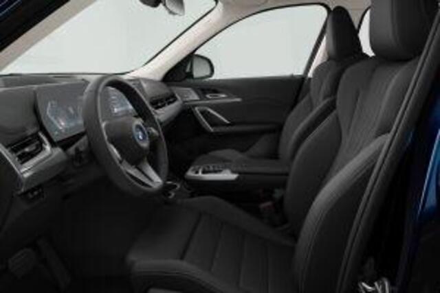 BMW iX1 xDrive30 Launch Edition 67 kWh | Innovation Pack | Trekhaak | Driving Assistant Plus