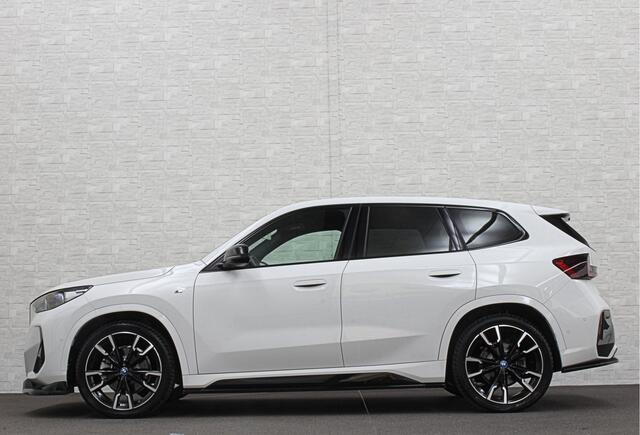 BMW iX1 30 313pk X-Drive M-Sport Performance | Adaptief Led | Sportstoelen | Keyless | Adaptieve Cruise en Struurwielverw. voorbereid | Antraciet Hemel | Carplay | Sfeerverlichting | 1200kg Trekgewicht | Camera | Bovag Garantie.