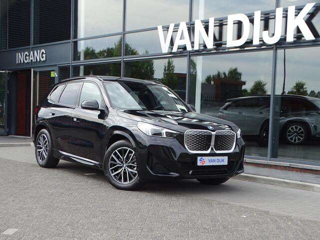 BMW iX1 eDrive20 M-Sport pakket Innovation Pack Travel Pack Head-up Pano-Dak Park-Plus 18'LM Velgen