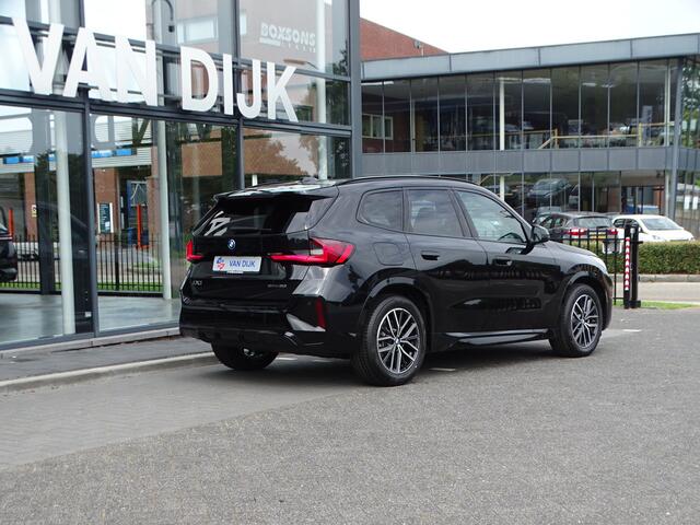 BMW iX1 eDrive20 M-Sport pakket Innovation Pack Travel Pack Head-up Pano-Dak Park-Plus 18'LM Velgen
