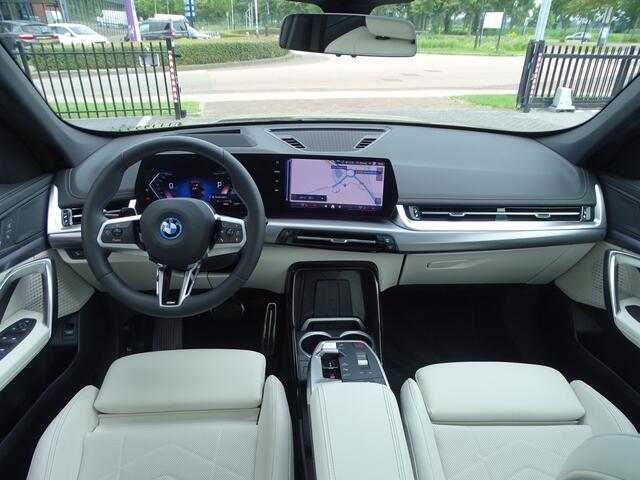 BMW iX1 eDrive20 M-Sport pakket Innovation Pack Travel Pack Head-up Pano-Dak Park-Plus 18'LM Velgen