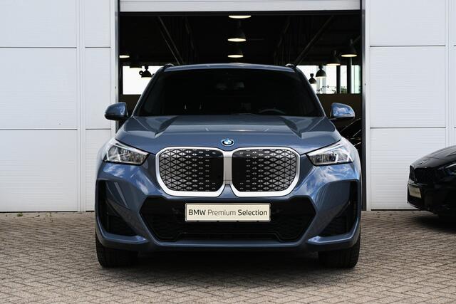BMW iX1 eDrive20 M Sport / Sportstoelen / Achteruitrijcamera / Stoelverwarming / Getint glas / PDC / 20" LMV