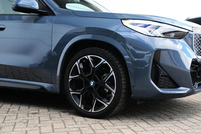 BMW iX1 eDrive20 M Sport / Sportstoelen / Achteruitrijcamera / Stoelverwarming / Getint glas / PDC / 20" LMV