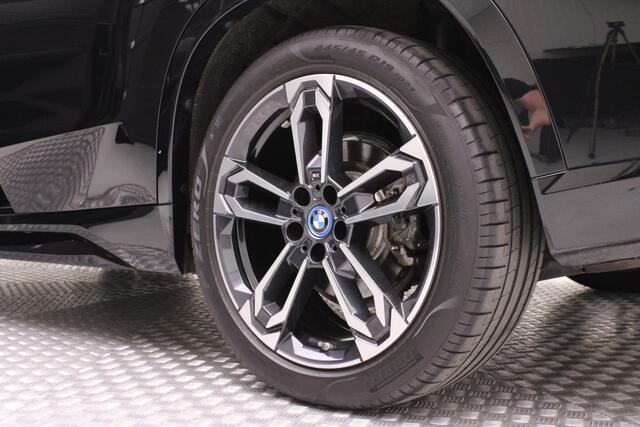 BMW iX1 xDrive30 Launch Ed. | M & Premium Pack | M Styling SportStoelen | 67 kWh | Panoramadak | 313 pk | AWD | Camera + PDC | Keyless | 19 Inch | Navi Full Map