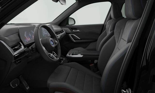 BMW iX1 eDrive20 M-Sport Pro | Panorama | 19" | Trekhaak | Harman Kardon