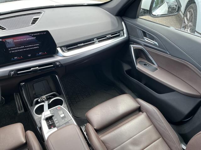 BMW iX1 xDrive30 67 kWh | M-Sport | Stoel/- stuurverwarming | Trekhaak | Driving Assistant Plus | Elektrische stoelen