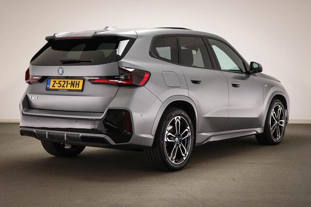 BMW iX1 eDrive20 67 kWh | INNOVATION PACK | PANORAMADAK | HEAD UP | MASSAGE | STUURVERWARMING | 360 CAMERA | 19"