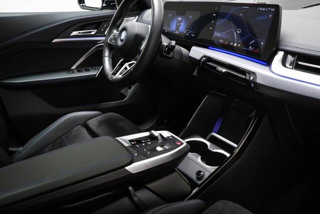 BMW iX1 eDrive20 67 kWh | INNOVATION PACK | PANORAMADAK | HEAD UP | MASSAGE | STUURVERWARMING | 360 CAMERA | 19"