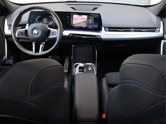 BMW iX1 xDrive30 Launch Edition M Sport Pano | ACC | Trekhaak | Driving Assistant Plus | Widescreen