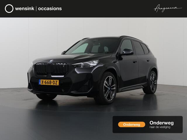 BMW iX1 xDrive30 Launch Edition 67 kWh | M-Pakket | Harman/Kardon Audio | Sportstoelen | Ele.wegklapbare trekhaak | Curved Display | Panoramadak | HUD | Camera | DAB | Apple CarPlay | Ele. kofferdeksel |