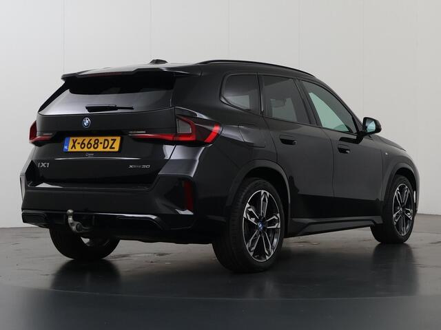 BMW iX1 xDrive30 Launch Edition 67 kWh | M-Pakket | Harman/Kardon Audio | Sportstoelen | Ele.wegklapbare trekhaak | Curved Display | Panoramadak | HUD | Camera | DAB | Apple CarPlay | Ele. kofferdeksel |