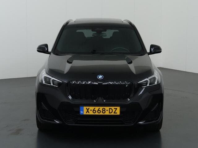 BMW iX1 xDrive30 Launch Edition 67 kWh | M-Pakket | Harman/Kardon Audio | Sportstoelen | Ele.wegklapbare trekhaak | Curved Display | Panoramadak | HUD | Camera | DAB | Apple CarPlay | Ele. kofferdeksel |