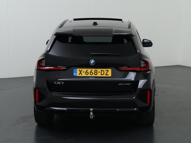 BMW iX1 xDrive30 Launch Edition 67 kWh | M-Pakket | Harman/Kardon Audio | Sportstoelen | Ele.wegklapbare trekhaak | Curved Display | Panoramadak | HUD | Camera | DAB | Apple CarPlay | Ele. kofferdeksel |