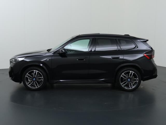 BMW iX1 xDrive30 Launch Edition 67 kWh | M-Pakket | Harman/Kardon Audio | Sportstoelen | Ele.wegklapbare trekhaak | Curved Display | Panoramadak | HUD | Camera | DAB | Apple CarPlay | Ele. kofferdeksel |