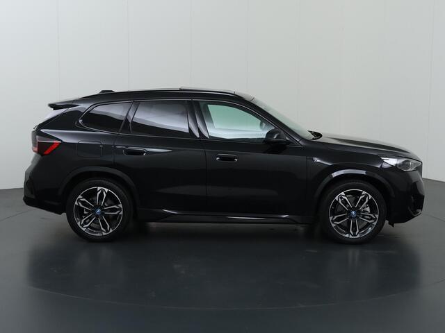 BMW iX1 xDrive30 Launch Edition 67 kWh | M-Pakket | Harman/Kardon Audio | Sportstoelen | Ele.wegklapbare trekhaak | Curved Display | Panoramadak | HUD | Camera | DAB | Apple CarPlay | Ele. kofferdeksel |