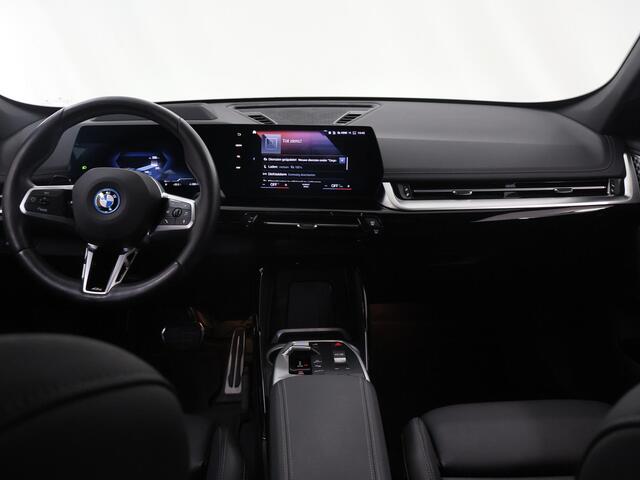 BMW iX1 xDrive30 Launch Edition 67 kWh | M-Pakket | Harman/Kardon Audio | Sportstoelen | Ele.wegklapbare trekhaak | Curved Display | Panoramadak | HUD | Camera | DAB | Apple CarPlay | Ele. kofferdeksel |