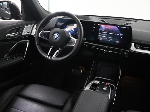 BMW iX1 xDrive30 Launch Edition 67 kWh | M-Pakket | Harman/Kardon Audio | Sportstoelen | Ele.wegklapbare trekhaak | Curved Display | Panoramadak | HUD | Camera | DAB | Apple CarPlay | Ele. kofferdeksel |