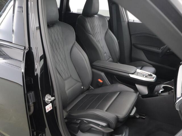 BMW iX1 xDrive30 Launch Edition 67 kWh | M-Pakket | Harman/Kardon Audio | Sportstoelen | Ele.wegklapbare trekhaak | Curved Display | Panoramadak | HUD | Camera | DAB | Apple CarPlay | Ele. kofferdeksel |