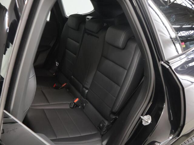 BMW iX1 xDrive30 Launch Edition 67 kWh | M-Pakket | Harman/Kardon Audio | Sportstoelen | Ele.wegklapbare trekhaak | Curved Display | Panoramadak | HUD | Camera | DAB | Apple CarPlay | Ele. kofferdeksel |