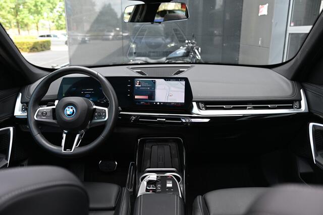 BMW iX1 eDrive20 M Sport / Panoramadak / Sportstoelen / Comfort Access / Achteruitrijcamera / Stoelverwarming / Adaptieve LED