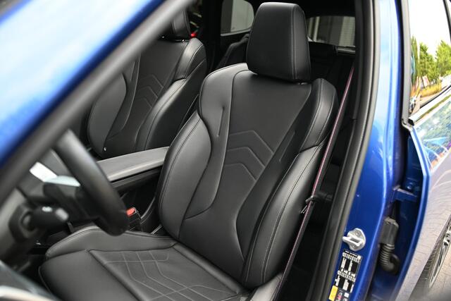 BMW iX1 eDrive20 M Sport / Panoramadak / Sportstoelen / Comfort Access / Achteruitrijcamera / Stoelverwarming / Adaptieve LED