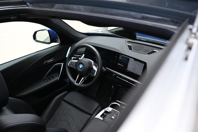BMW iX1 eDrive20 M Sport / Panoramadak / Sportstoelen / Comfort Access / Achteruitrijcamera / Stoelverwarming / Adaptieve LED
