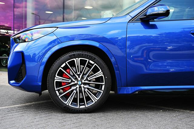 BMW iX1 eDrive20 M Sport / Panoramadak / Sportstoelen / Comfort Access / Achteruitrijcamera / Stoelverwarming / Adaptieve LED