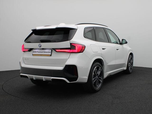 BMW iX1 eDrive20 M Sport Edition | M Sportpakket Pro | Premium Pack | Comfort Pack | Trekhaak | Elektrisch Verstelbare Sportstoelen | Driving Assistant Plus | Harman Kardon | 19''