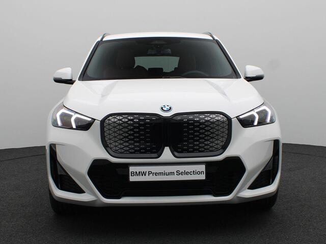 BMW iX1 eDrive20 M Sport Edition | M Sportpakket Pro | Premium Pack | Comfort Pack | Trekhaak | Elektrisch Verstelbare Sportstoelen | Driving Assistant Plus | Harman Kardon | 19''