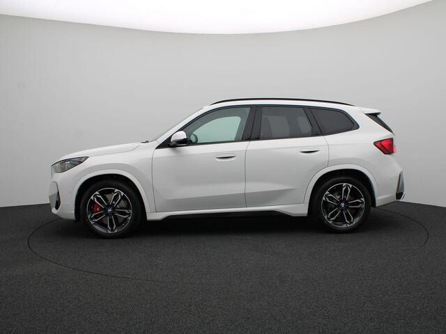 BMW iX1 eDrive20 M Sport Edition | M Sportpakket Pro | Premium Pack | Comfort Pack | Trekhaak | Elektrisch Verstelbare Sportstoelen | Driving Assistant Plus | Harman Kardon | 19''
