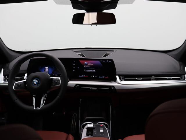 BMW iX1 eDrive20 M Sport Edition | M Sportpakket Pro | Premium Pack | Comfort Pack | Trekhaak | Elektrisch Verstelbare Sportstoelen | Driving Assistant Plus | Harman Kardon | 19''