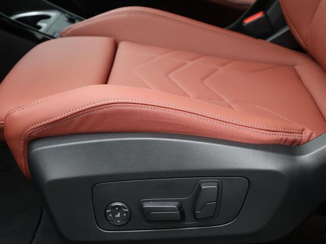 BMW iX1 eDrive20 M Sport Edition | M Sportpakket Pro | Premium Pack | Comfort Pack | Trekhaak | Elektrisch Verstelbare Sportstoelen | Driving Assistant Plus | Harman Kardon | 19''