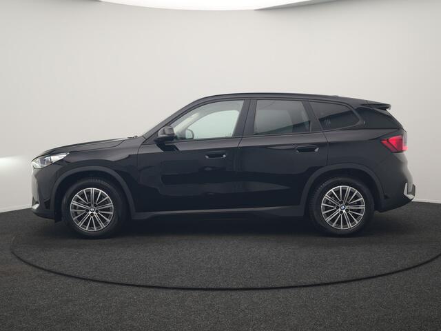 BMW iX1 xDrive30 67 kWh 313pk Dealer O.H. | Trekhaak Af Fabriek | Camera | Adaptief M Onderstel | Voorstoelen Verwarmd | Keyless | Sfeerverlichting | Apple Carplay | Adaptive LED | Cruise Control | Navigatie | DAB |