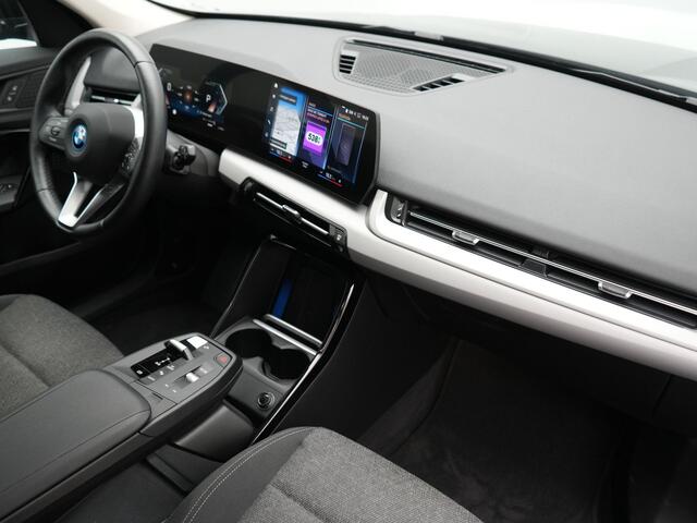 BMW iX1 xDrive30 67 kWh 313pk Dealer O.H. | Trekhaak Af Fabriek | Camera | Adaptief M Onderstel | Voorstoelen Verwarmd | Keyless | Sfeerverlichting | Apple Carplay | Adaptive LED | Cruise Control | Navigatie | DAB |
