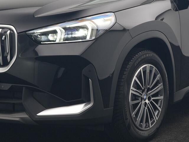 BMW iX1 xDrive30 67 kWh 313pk Dealer O.H. | Trekhaak Af Fabriek | Camera | Adaptief M Onderstel | Voorstoelen Verwarmd | Keyless | Sfeerverlichting | Apple Carplay | Adaptive LED | Cruise Control | Navigatie | DAB |