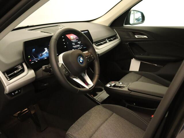 BMW iX1 xDrive30 67 kWh M Sport Edition AWD - NIEUWE AUTO! - ORIGINEEL NEDERLANDSE AUTO -AANHANGER MANOEUVREERHULP - PARKING ASSISTANT - DRIVING ASSISTANT - ADAPTIEF M ONDERSTEL - M SPORT EXTERIEURPAKKET - M SPORT INTERIEUR - BMW LIVE COCKPIT PROFESSIONAL - BMW D