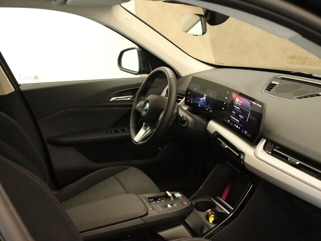 BMW iX1 xDrive30 67 kWh M Sport Edition AWD - NIEUWE AUTO! - ORIGINEEL NEDERLANDSE AUTO -AANHANGER MANOEUVREERHULP - PARKING ASSISTANT - DRIVING ASSISTANT - ADAPTIEF M ONDERSTEL - M SPORT EXTERIEURPAKKET - M SPORT INTERIEUR - BMW LIVE COCKPIT PROFESSIONAL - BMW D
