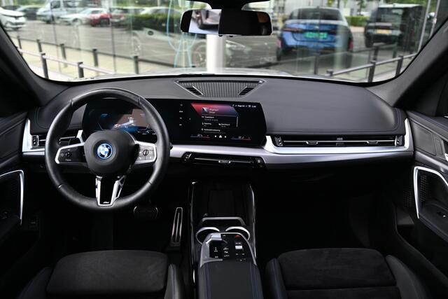 BMW iX1 eDrive20 M Sport / Sportstoelen / Comfort Access / Achteruitrijcamera / Adaptieve LED / Stoelverwarming