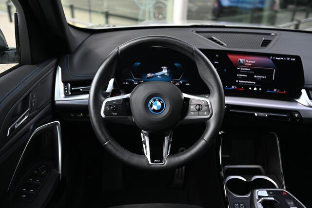 BMW iX1 eDrive20 M Sport / Sportstoelen / Comfort Access / Achteruitrijcamera / Adaptieve LED / Stoelverwarming