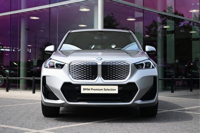 BMW iX1 eDrive20 M Sport / Sportstoelen / Comfort Access / Achteruitrijcamera / Adaptieve LED / Stoelverwarming